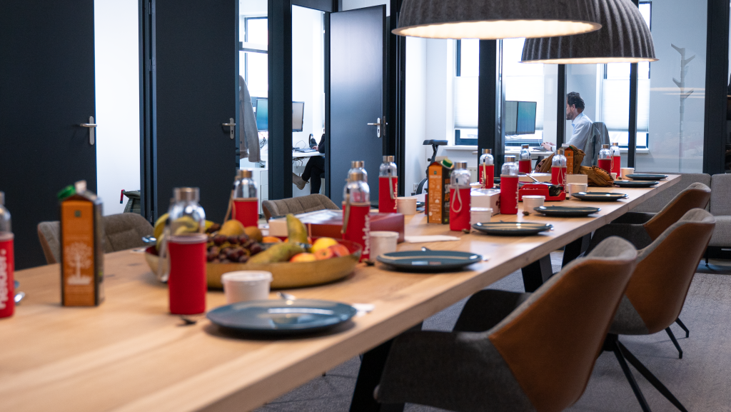 De tafel gedekt voor de lunch in ons kantoor in Leusden