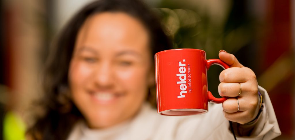 Onze medewerker Georgina Geertsema met een mok van Helder bij Letselschade