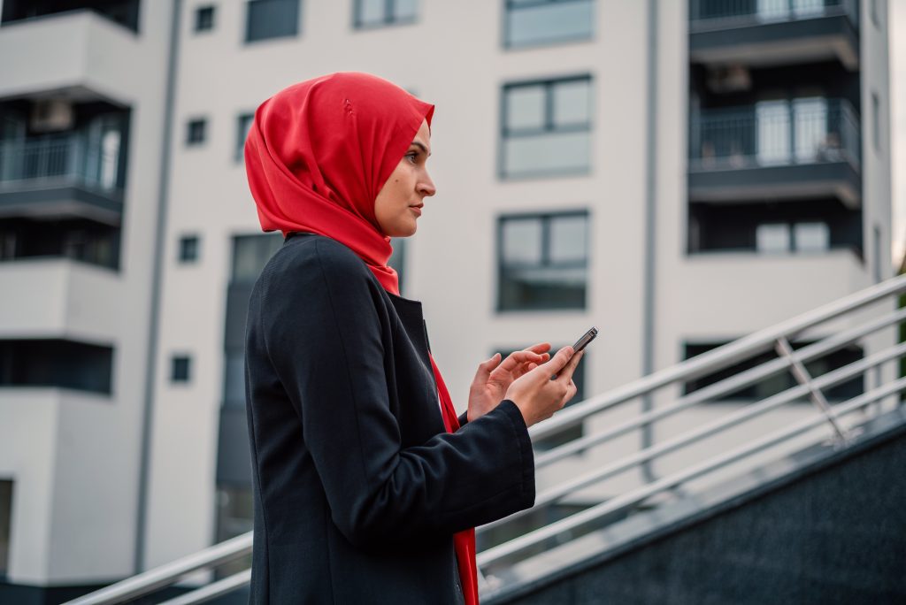 Cliënt Leah, slachtoffer met letsel door een dier met haar telefoon